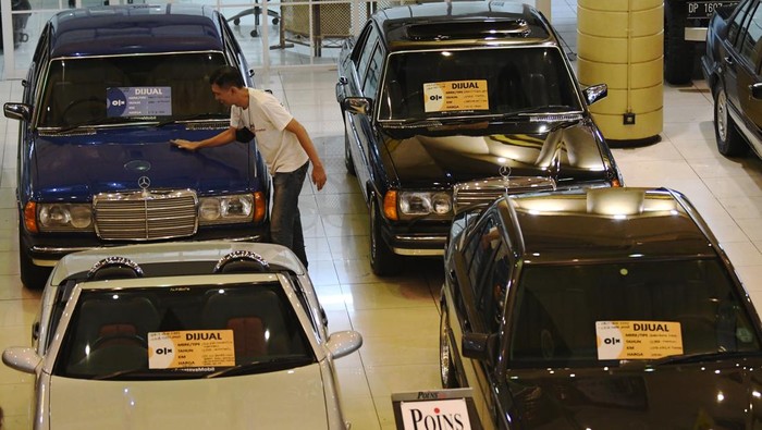 Jelang Lebaran, Penjualan Mobil Bekas Masih Lesu Pedagang membersihkan mobil-mobil bekas yang dipasarkan di Bursa Mobil Bekas Mal Blok M, Jakarta, Jumat (22/4/2022). Menurut pedagang setempat, penjualan mobil bekas menjelang Lebaran 2022 pertumbuhannya masih lesu karenarendahnya minat masyarakat membeli mobil bekas akibat perekonomian yang belum sepenuhnya pulih pascarelaksasi aturan pengetatan kegiatan masyarakat selama pandemi COVID-19.ANTARA FOTO/Aditya Pradana Putra/rwa.