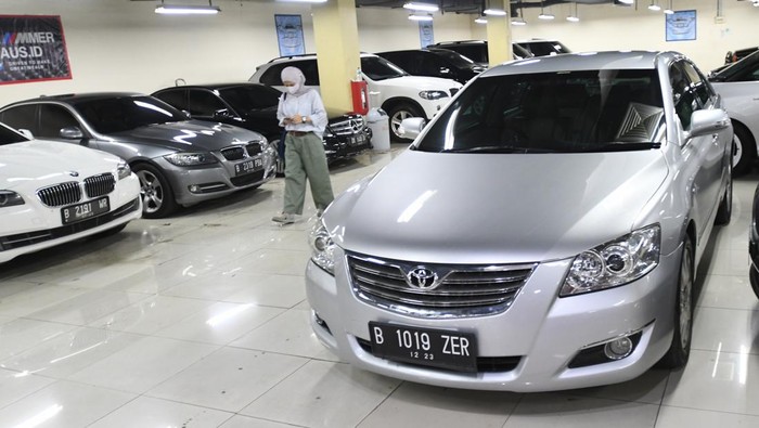 Pedagang membersihkan mobil-mobil bekas yang dipasarkan di Bursa Mobil Bekas Mal Blok M, Jakarta, Jumat (22/4/2022). Menurut pedagang setempat, penjualan mobil bekas menjelang Lebaran 2022 pertumbuhannya masih lesu karenarendahnya minat masyarakat membeli mobil bekas akibat perekonomian yang belum sepenuhnya pulih pascarelaksasi aturan pengetatan kegiatan masyarakat selama pandemi COVID-19.ANTARA FOTO/Aditya Pradana Putra/rwa.