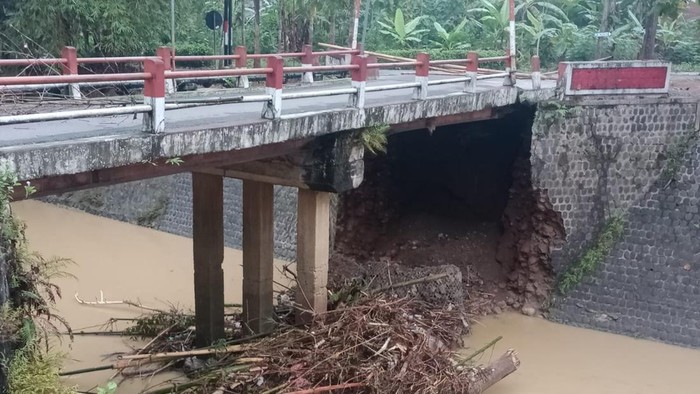 Jembatan dan Dapur Warga Ambrol Tergerus Sungai