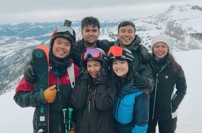 Begini potret Jessica Mila dan Yakup Hasibuan bersama teman-temannya ketika berlibur bersama. Melihat keseriusan Jessica dan Yakup, tak sedikit netizen yang mendoakan mereka agar segera naik pelaminan. Foto: Instagram/@jscmila