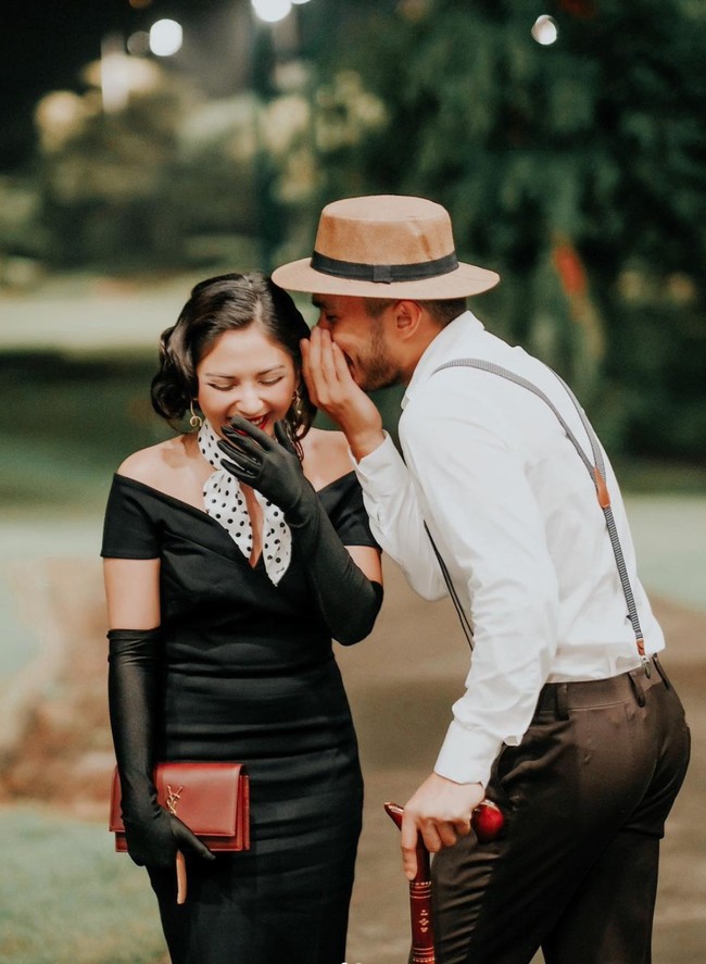 Melalui akun Instagram pribadinya, Jessica tampak cukup sering membagikan momen kebersamaannya dengan sang kekasih. Keduanya pun selalu terlihat kompak dan romantis hingga berhasil membuat netizen ikutan baper. Foto: Instagram/@jscmila