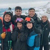 Begini potret Jessica Mila dan Yakup Hasibuan bersama teman-temannya ketika berlibur bersama. Melihat keseriusan Jessica dan Yakup, tak sedikit netizen yang mendoakan mereka agar segera naik pelaminan. Foto: Instagram/@jscmila