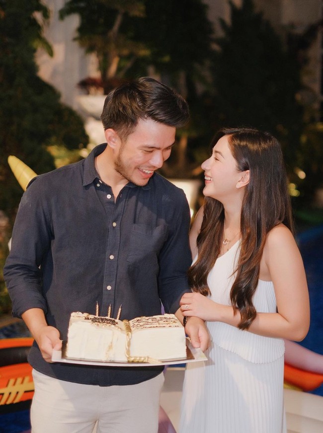 Saat Yakup berulang tahun pun Jessica Mila tampak hadir dan ikut memberikan pacar tercintanya itu kejutan. Tak lupa momen tersebut diabadikan dan diunggah ke akun Instagram Jessica. Foto: Instagram/@jscmila