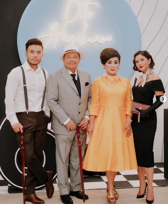 Jessica Mila pun tampak sudah beberapa kali menghadiri acara bersama ayah dan ibu Yakup Hasibuan. Seperti dalam foto ini, keempatnya tampil kompak mengenakan busana bertema vintage. Foto: Instagram/@jscmila