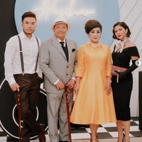 Jessica Mila pun tampak sudah beberapa kali menghadiri acara bersama ayah dan ibu Yakup Hasibuan. Seperti dalam foto ini, keempatnya tampil kompak mengenakan busana bertema vintage. Foto: Instagram/@jscmila