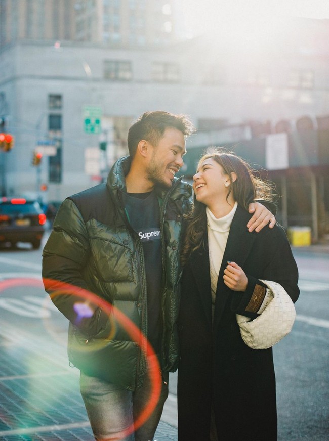 Jessica Mila dan Yakup juga sempat menghabiskan waktu bersama pergi ke Amerika Serikat. Hal itu terlihat dari foto mesra yang dibagikan oleh Jessica Mila akun Instagramnya.  Sambil merangkul mesra sang kekasih, keduanya tampak tertawa bersama. Foto: Instagram/@jscmila