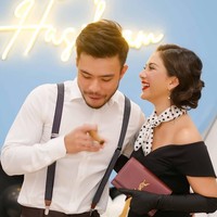 Sempat menjalin kasih dengan Mischa Chandrawinata namun berujung dengan perpisahan, kini Jessica Mila telah kembali menemuukan tambatan hati. Aktris 29 tahun ituu diketahui saat ini tengah menjalin kasih dengan Yakup Hasibuan, anak Otto Hasibuan. Foto: Instagram/@jscmila