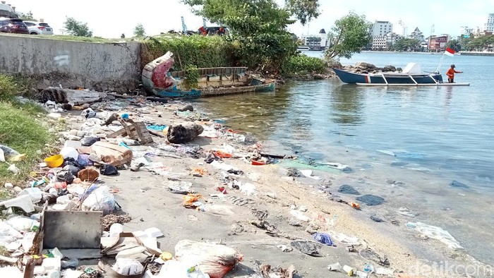 Kawasan CPI Makassar tampak jorok dikeluhkan pengunjung (detikSulsel/Muh Ishak Agus)