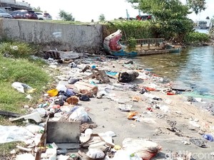Pengunjung Keluhkan Kawasan CPI Makassar Kotor, Sampah-sampah Berserakan