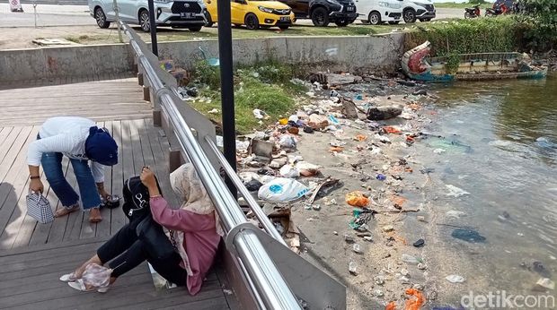 Kawasan CPI Makassar tampak jorok dikeluhkan pengunjung (detikSulsel/Muh Ishak Agus)