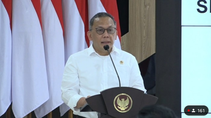 Kepala BRIN Laksana Tri Handoko saat memberikan keterangan saat siaran langsung di YouTube BRIN terkait peresmian fasilitas riset produk halal di Playen.