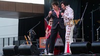 Duo ayah dan anak, Anthony (kiri) dan Paul (kanan) Fenech tampil di atas panggung bersama di Festival Parkes Elvis di Parkes. REUTERS/Cordelia Hsu