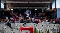 Paul Fenech tampil di atas panggung di Festival Parkes Elvis di Parkes, Australia untuk penghormatan Elvis Presley. REUTERS/Cordelia Hsu