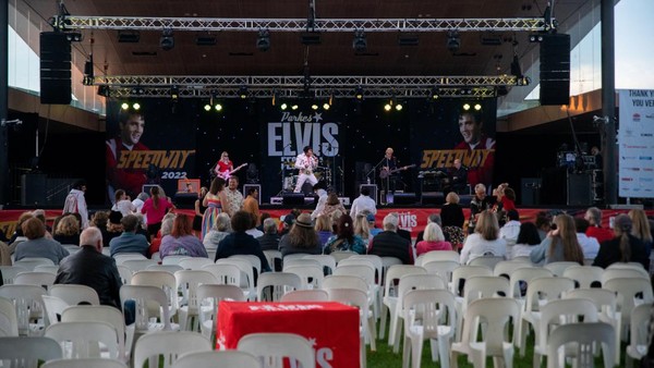 Paul Fenech tampil di atas panggung di Festival Parkes Elvis di Parkes, Australia untuk penghormatan Elvis Presley. REUTERS/Cordelia Hsu
