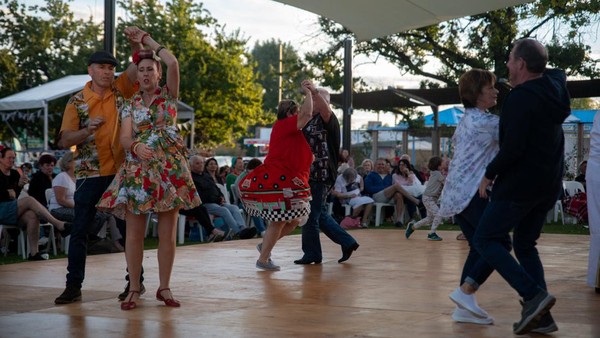 Penggemar Elvis Presley menari mengikuti penampilan Anthony dan Paul Fenech di Festival Parkes Elvis di Parkes. REUTERS/Cordelia Hsu
