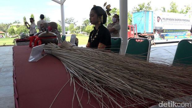Kisah pemuda Polman, Sadariah berhasil mengekspor 25 ton sapu lidi ke India (detikcom/Abdy Febriady)