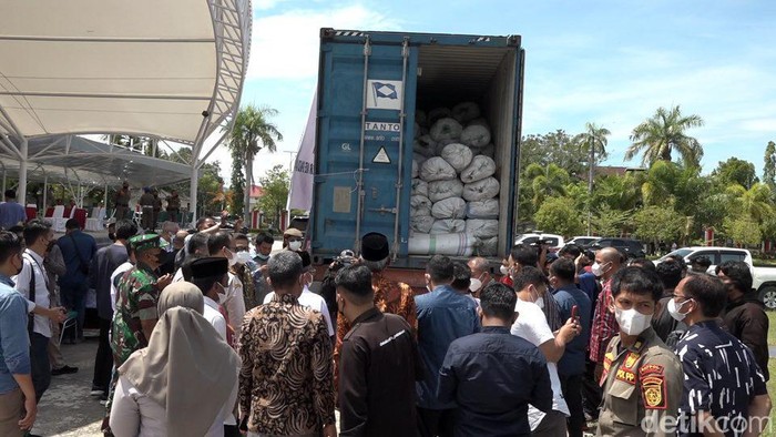 Kisah pemuda Polman, Sadariah berhasil mengekspor 25 ton sapu lidi ke India (detikcom/Abdy Febriady)