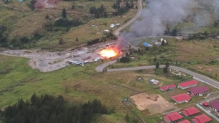 KKB membakar bangunan milik PT Martha Tunggal Teknik (MTT) di Distrik Gome, Puncak, Papua.