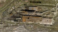 Seperti diketahui, serangan militer Rusia di Ukraina belum selesai. Di kota pelabuhan Mariupol, pabrik baja Azovstal jadi salah satu lokasi yang digempur pasukan Rusia. Berdasarkan foto satelit yang dirilis Planet Labs dan diambil pada 20 April 2022, tampak beberapa lubang besar terlihat di atap pabrik baja tersebut. (Planet Labs via AP).