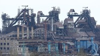 Penampakan pabrik Azovstal Iron and Steel Works di tengah perang antara Rusia dan Ukraina di kota pelabuhan Mariupol, Kamis (21/4/2022).