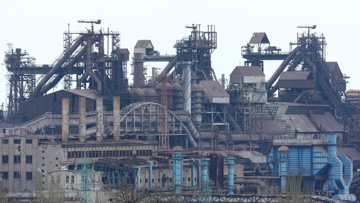 Kondisi Pabrik Azovstal, Tempat Berlindung Pasukan Ukraina di Mariupol Sebanyak 2.000 tentara Ukraina masih bertahan di pabrik baja Azovstal, Mariupol. Diketahui, pabrik baja itu menjadi benteng terakhir Ukraina di Mariupol.
