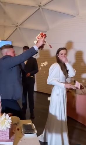 Kue Pengantin Dirusak Tamu Undangan