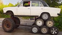 Hasil modifikasi mobil ini cukup bikin geleng-geleng kepala. Gimana nggak, roda mobilnya banyak banget. Dok. Leho Silvo via Boredpanda.