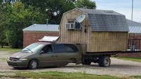 Rumah jadi salah satu kebutuhan primer manusia. Tak jarang pencinta otomotif memodifikasi mobil mereka agar nyaman saat melakukan perjalanan jauh sehingga terasa seperti di rumah. Bagaimana menurut kamu dengan hasil modifikasi mobil ini? Dok. Billy Nagel via Boredpanda.