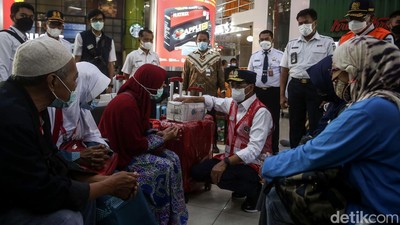 Cek Kesiapan, Menhub Sapa Pemudik di Stasiun Gambir