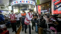 Menteri Perhubungan Budi Karya Sumadi menyapa sejumlah penumpang di Stasiun Gambir, Jakarta, Jumat (22/4/2022).