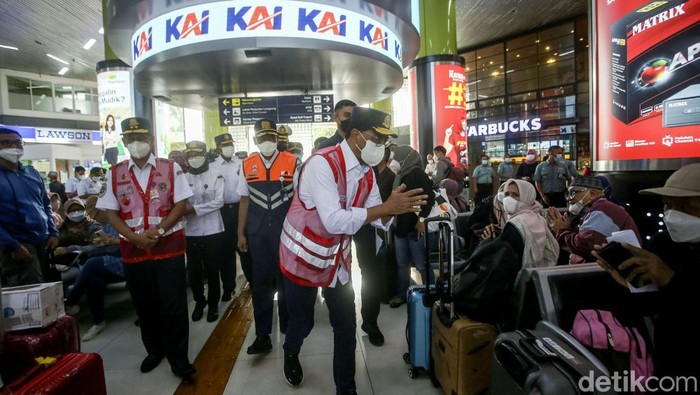 Kunjungi Stasiun Gambir, Menhub Ngobrol Bareng Pemudik Menhub Budi Karya Sumadi kunjungi Stasiun Gambir untuk cek kesiapan jelang arus mudik lebaran 2022. Di sana Menhub sempat berbincang dengan sejumlah pemudik.