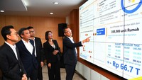 Direktur Utama Bank BTN Haru Koesmahargyo bersama Wakil Direktur Utama Bank BTN Nixon LP Napitupulu, Direktur Finance Bank BTN Nofry Rony Poetra, Direktur Asset Management Bank BTN Elisabeth Novie Riswanti dan Direktur Risk Management Bank BTN Setiyo Wibowo berbincang saat Paparan Kinerja Bank BTN Kuartal I/2022 di Jakarta, Jumat (22/4).