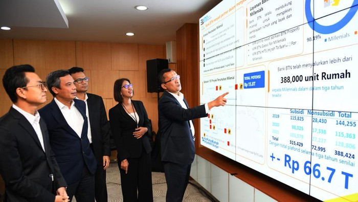 Laba BTN Melonjak 23,89% Direktur Utama Bank BTN Haru Koesmahargyo bersama Wakil Direktur Utama Bank BTN Nixon LP Napitupulu, Direktur Finance Bank BTN Nofry Rony Poetra, Direktur Asset Management Bank BTN Elisabeth Novie Riswanti dan Direktur Risk Management Bank BTN Setiyo Wibowo berbincang saat Paparan Kinerja Bank BTN Kuartal I/2022 di Jakarta, Jumat (22/4). Bank BTN berhasil menorehkan kinerja gemilang pada kuartal I/2022 dengan mencatatkan laba bersih sebesar Rp774 miliar naik 23,89% dibandingkan periode yang sama tahun 2021 yang sebesar Rp625 miliar.