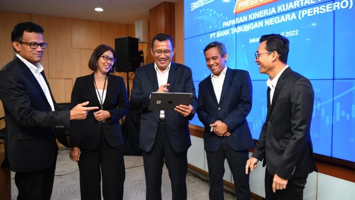 Laba BTN Melonjak 23,89% Direktur Utama Bank BTN Haru Koesmahargyo bersama Wakil Direktur Utama Bank BTN Nixon LP Napitupulu, Direktur Finance Bank BTN Nofry Rony Poetra, Direktur Asset Management Bank BTN Elisabeth Novie Riswanti dan Direktur Risk Management Bank BTN Setiyo Wibowo berbincang saat Paparan Kinerja Bank BTN Kuartal I/2022 di Jakarta, Jumat (22/4). Bank BTN berhasil menorehkan kinerja gemilang pada kuartal I/2022 dengan mencatatkan laba bersih sebesar Rp774 miliar naik 23,89% dibandingkan periode yang sama tahun 2021 yang sebesar Rp625 miliar.