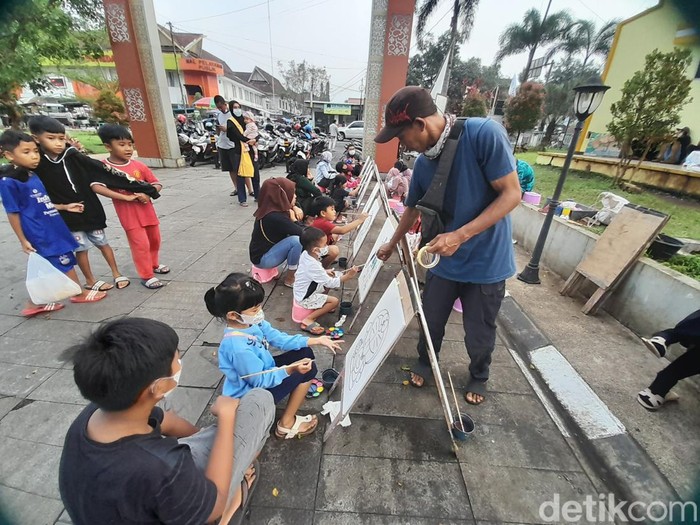 Lapak mewarnai di Alun-alun Sumedang.