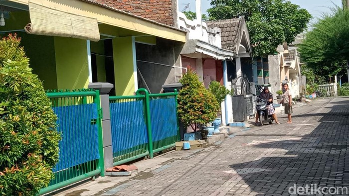 Lingkungan rumah pengepul uang baru di Sidoarjo, yang diduga pemilik uang miliaran yang disita di Exit Tol Mojokerto