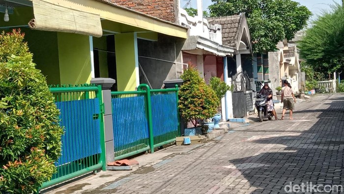 Lingkungan rumah pengepul uang baru di Sidoarjo, yang diduga pemilik uang miliaran yang disita di Exit Tol Mojokerto