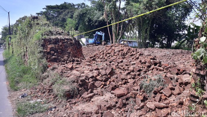 Lokasi tembok eks Keraton Kartasura yang dirobohkan menggunakan ekskavator, Sukoharjo, Jumat (22/4/2022).