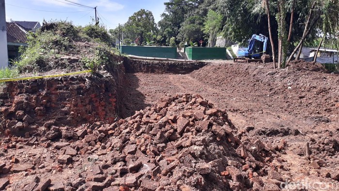Lokasi tembok eks Keraton Kartasura yang dirobohkan menggunakan ekskavator, Sukoharjo, Jumat (22/4/2022).