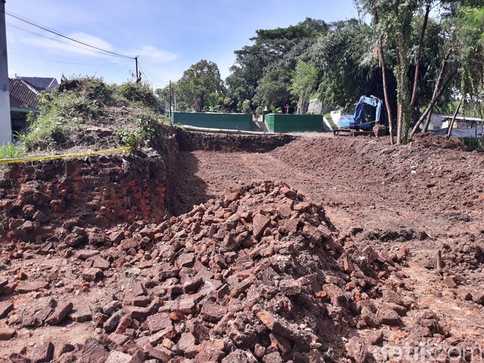 Lokasi tembok eks Keraton Kartasura yang dirobohkan menggunakan ekskavator, Sukoharjo, Jumat (22/4/2022).