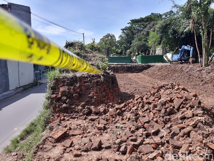 Lokasi tembok eks Keraton Kartasura yang dirobohkan menggunakan ekskavator, Sukoharjo, Jumat (22/4/2022).