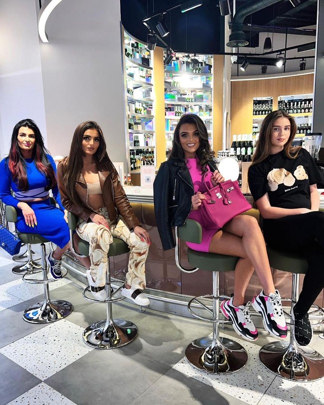 Seorang wanita bernama Louise Young jadi perbincangan netizen karena foto-foto yang diunggahnya di Instagram. Dikira berpose dengan teman atau saudari, ternyata ia sedang bersama anak-anak perempuannya.Foto: Instagram @louiseyoung1975