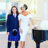 Tak hanya Louise, suaminya juga terlihat awet muda. Pasangan ini tampakanya mewarisi gen yang bagus kepada anak-anak mereka.Foto: Instagram @louiseyoung1975