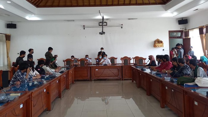 Audiensi Aliansi Mahasiswa Bali Utara Bersuara (Ambara) dengan DPRD Kabupaten Buleleng di Ruang Gabungan Komisi Gedung DPRD Buleleng, pada Jumat (22/4/2022).