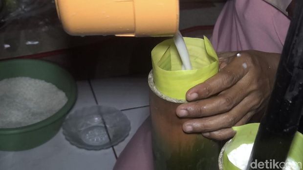 Malamang, tradisi masyarakat Minang menyambut hari-hari besar.