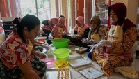 Sejumlah warga yang merupakan eks pekerja migran memproduksi pesanan kue lebaran di Toko Bahasa, Kedungmalang, Kabupaten Batang, Jawa Tengah, Jumat (22/4/2022).