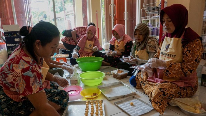 Mantul! Pesanan Kue Lebaran Asal Batang Sampai ke Luar Negeri Sejumlah warga yang merupakan eks pekerja migran memproduksi pesanan kue lebaran di Toko Bahasa, Kedungmalang, Kabupaten Batang, Jawa Tengah, Jumat (22/4/2022). Sebanyak 12 warga yang merupakan tenaga kerja mandiri (TKM) eks pekerja migran di Desa Migran Produktif (Desmigratif) tersebut telah memproduksi pesanan sebanyak 600 stoples berbagai macam jenis kue lebaran selama Ramadhan 2022 dengan omzet sebanyak sekitar Rp20 juta dan dikirim hingga ke Malaysia, Singapura, dan Hongkong. ANTARA FOTO/Harviyan Perdana Putra/rwa.