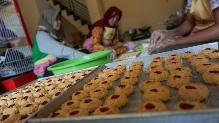 Mantul! Pesanan Kue Lebaran Asal Batang Sampai ke Luar Negeri Sejumlah warga yang merupakan eks pekerja migran memproduksi pesanan kue lebaran di Toko Bahasa, Kedungmalang, Kabupaten Batang, Jawa Tengah, Jumat (22/4/2022). Sebanyak 12 warga yang merupakan tenaga kerja mandiri (TKM) eks pekerja migran di Desa Migran Produktif (Desmigratif) tersebut telah memproduksi pesanan sebanyak 600 stoples berbagai macam jenis kue lebaran selama Ramadhan 2022 dengan omzet sebanyak sekitar Rp20 juta dan dikirim hingga ke Malaysia, Singapura, dan Hongkong. ANTARA FOTO/Harviyan Perdana Putra/rwa.