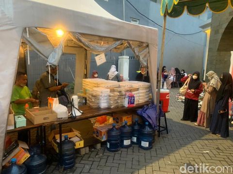 Masjid Al Madani di Pakuwon punya kegiatan rutin selama Ramadan. Masjid yang berada di ujung timur Surabaya ini, setiap hari membagikan takjil dan makanan 'mewah'.