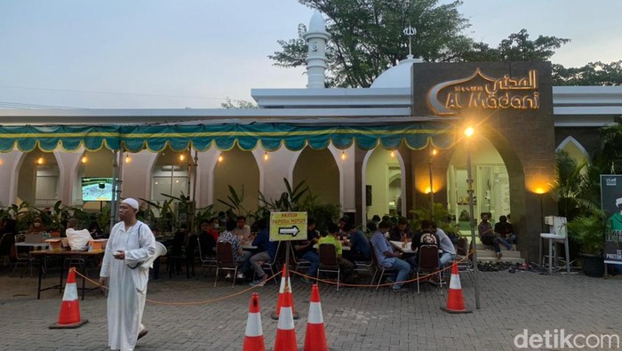 Masjid Al Madani di Pakuwon punya kegiatan rutin selama Ramadan. Masjid yang berada di ujung timur Surabaya ini, setiap hari membagikan takjil dan makanan mewah.